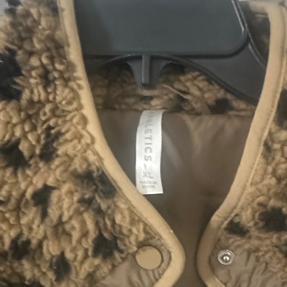 Fabletics Leopard Print Sherpa Snap Jacket – Cozy Teddy Fleece, Size XL - Picture 2 of 3